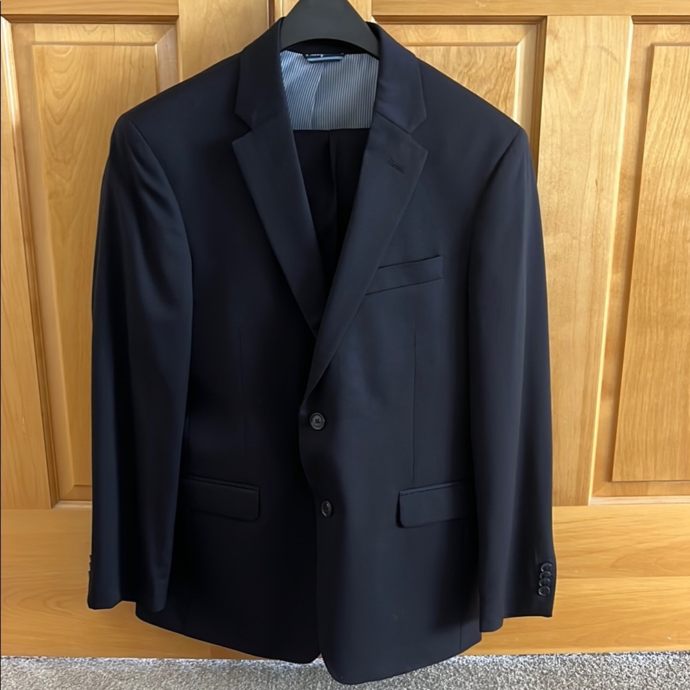 Men's Tommy Hilfiger Navy Blue Suit, Only Worn Once! Men’s Warehouse 40S